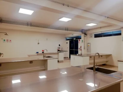 Remodelación de laboratorios de química y biología en colegio Abraham Lincoln.