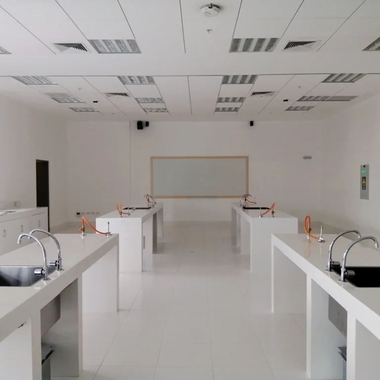 Laboratorio de Química en la UTP sede Lima Norte.