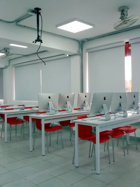 Acondicionamiento de laboratorios y aulas en SISE sede Surco y la sede San Juan de Miraflores.