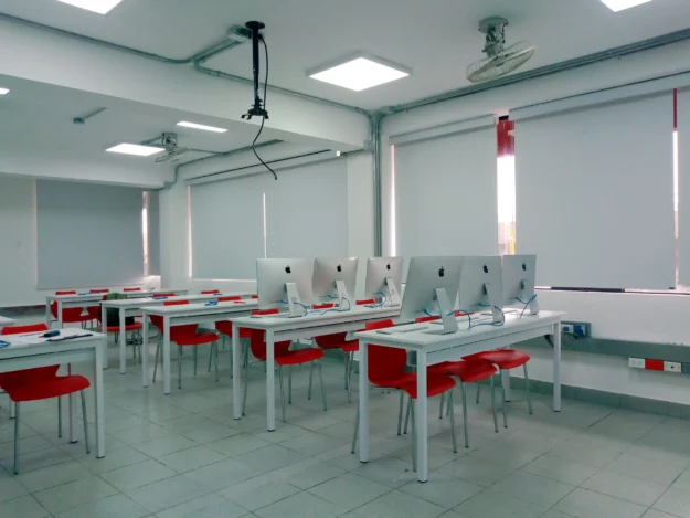 Acondicionamiento de laboratorios y aulas en SISE sede Surco y la sede San Juan de Miraflores.