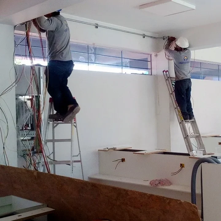 Remodelación de laboratorios de química y biología en colegio Abraham Lincoln.