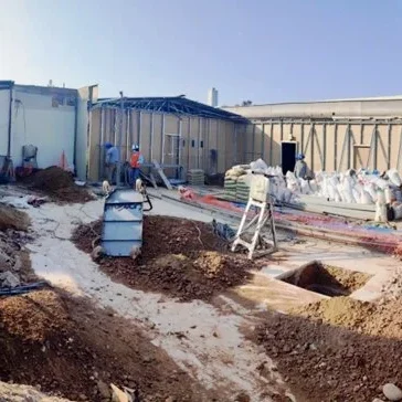 Ubicación: La Molina – Lima. Alcance: Construcción de ambientes para aulas de música para el pabellón F en la Universidad San Ignacio de Loyola. Trabajos realizados: ● Obras civiles y arquitectura (cimentación, estructura metálica, desmontajes de existentes, tabiquería de drywall, pintura, suministro de falso cielo raso, puertas, vidrios, enchapes, muebles). ● Trabajo en Instalaciones eléctricas (suministro de tablero eléctrico, acometida de alimentación de tablero, salidas de tomas y alumbrados, salidas de fuerza y salidas de data).