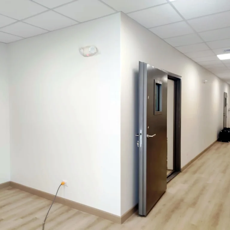 Ubicación: La Molina – Lima. Alcance: Construcción de ambientes para aulas de música para el pabellón F en la Universidad San Ignacio de Loyola. Trabajos realizados: ● Obras civiles y arquitectura (cimentación, estructura metálica, desmontajes de existentes, tabiquería de drywall, pintura, suministro de falso cielo raso, puertas, vidrios, enchapes, muebles). ● Trabajo en Instalaciones eléctricas (suministro de tablero eléctrico, acometida de alimentación de tablero, salidas de tomas y alumbrados, salidas de fuerza y salidas de data).