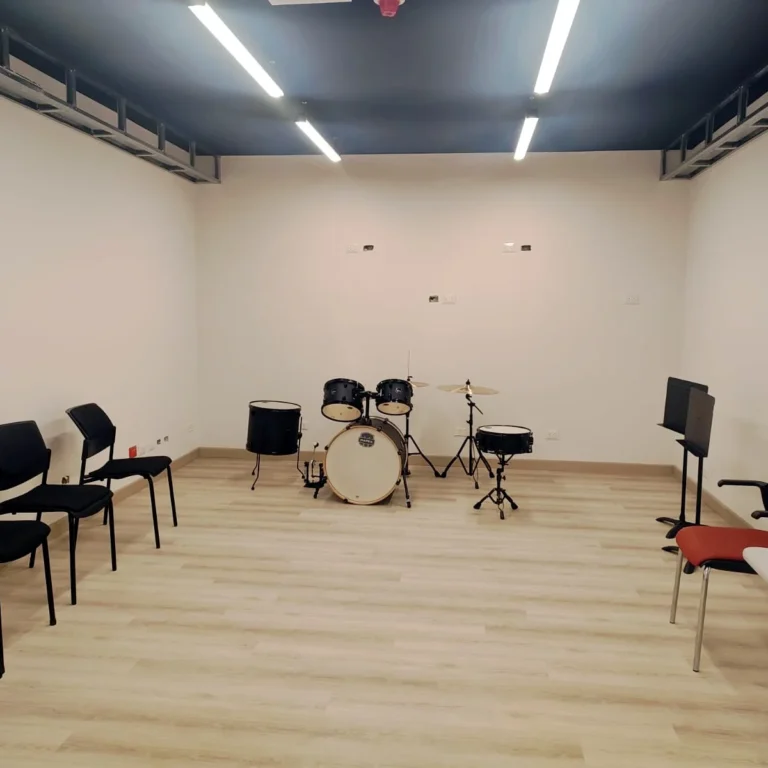 Ubicación: La Molina – Lima. Alcance: Construcción de ambientes para aulas de música para el pabellón F en la Universidad San Ignacio de Loyola. Trabajos realizados: ● Obras civiles y arquitectura (cimentación, estructura metálica, desmontajes de existentes, tabiquería de drywall, pintura, suministro de falso cielo raso, puertas, vidrios, enchapes, muebles). ● Trabajo en Instalaciones eléctricas (suministro de tablero eléctrico, acometida de alimentación de tablero, salidas de tomas y alumbrados, salidas de fuerza y salidas de data).