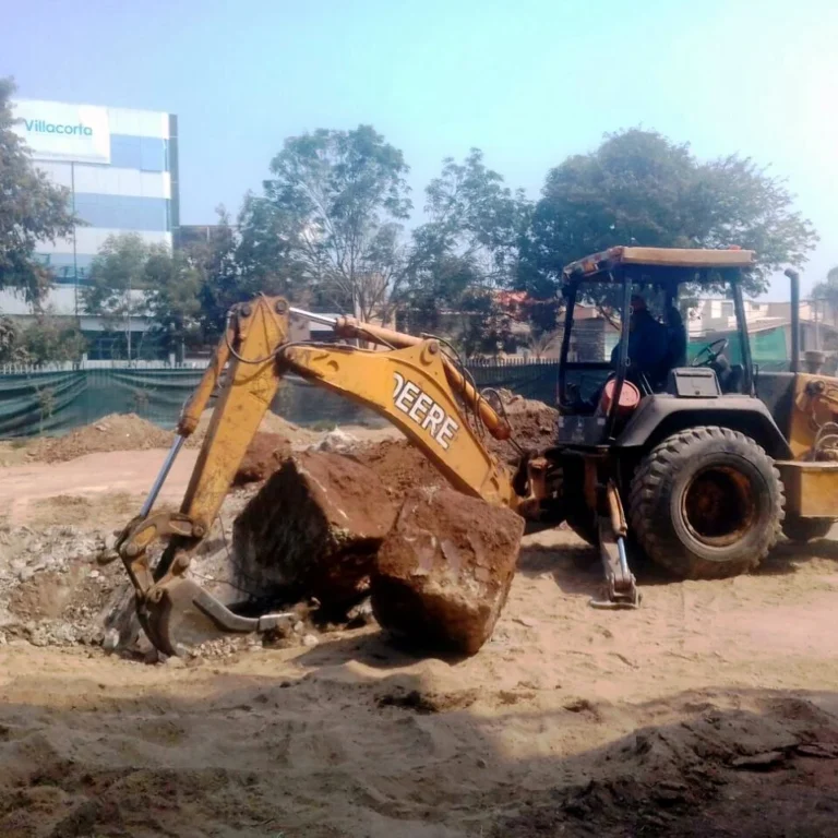 Trabajos de demolición y excavación en la USIL.