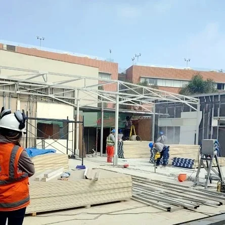 Ubicación: La Molina – Lima. Alcance: Construcción de ambientes para aulas de música para el pabellón F en la Universidad San Ignacio de Loyola. Trabajos realizados: ● Obras civiles y arquitectura (cimentación, estructura metálica, desmontajes de existentes, tabiquería de drywall, pintura, suministro de falso cielo raso, puertas, vidrios, enchapes, muebles). ● Trabajo en Instalaciones eléctricas (suministro de tablero eléctrico, acometida de alimentación de tablero, salidas de tomas y alumbrados, salidas de fuerza y salidas de data).