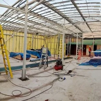 Ubicación: La Molina – Lima. Alcance: Construcción de ambientes para aulas de música para el pabellón F en la Universidad San Ignacio de Loyola. Trabajos realizados: ● Obras civiles y arquitectura (cimentación, estructura metálica, desmontajes de existentes, tabiquería de drywall, pintura, suministro de falso cielo raso, puertas, vidrios, enchapes, muebles). ● Trabajo en Instalaciones eléctricas (suministro de tablero eléctrico, acometida de alimentación de tablero, salidas de tomas y alumbrados, salidas de fuerza y salidas de data).