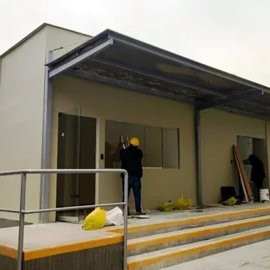 Ubicación: La Molina – Lima. Alcance: Construcción de ambientes para aulas de música para el pabellón F en la Universidad San Ignacio de Loyola. Trabajos realizados: ● Obras civiles y arquitectura (cimentación, estructura metálica, desmontajes de existentes, tabiquería de drywall, pintura, suministro de falso cielo raso, puertas, vidrios, enchapes, muebles). ● Trabajo en Instalaciones eléctricas (suministro de tablero eléctrico, acometida de alimentación de tablero, salidas de tomas y alumbrados, salidas de fuerza y salidas de data).