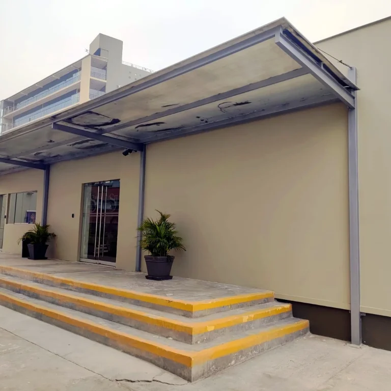 Ubicación: La Molina – Lima. Alcance: Construcción de ambientes para aulas de música para el pabellón F en la Universidad San Ignacio de Loyola. Trabajos realizados: ● Obras civiles y arquitectura (cimentación, estructura metálica, desmontajes de existentes, tabiquería de drywall, pintura, suministro de falso cielo raso, puertas, vidrios, enchapes, muebles). ● Trabajo en Instalaciones eléctricas (suministro de tablero eléctrico, acometida de alimentación de tablero, salidas de tomas y alumbrados, salidas de fuerza y salidas de data).