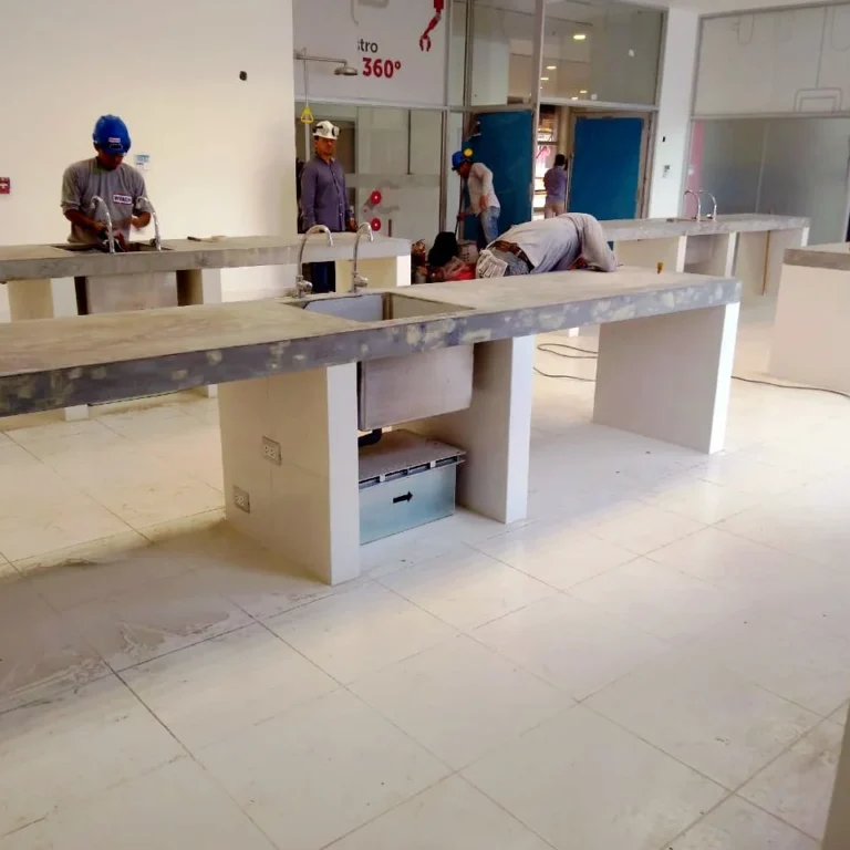 Laboratorio de Química en la UTP sede Lima Norte.