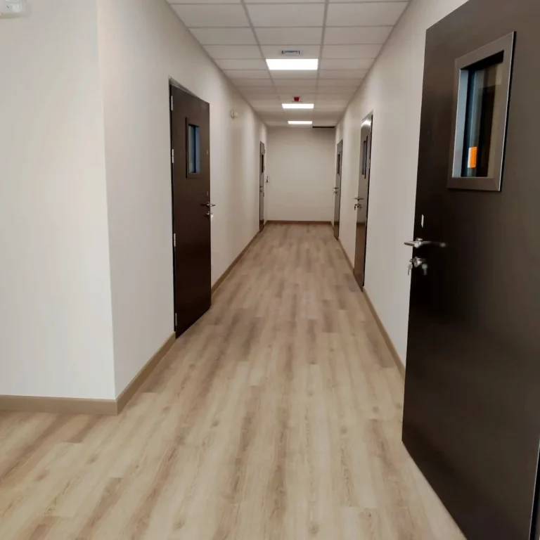 Ubicación: La Molina – Lima. Alcance: Construcción de ambientes para aulas de música para el pabellón F en la Universidad San Ignacio de Loyola. Trabajos realizados: ● Obras civiles y arquitectura (cimentación, estructura metálica, desmontajes de existentes, tabiquería de drywall, pintura, suministro de falso cielo raso, puertas, vidrios, enchapes, muebles). ● Trabajo en Instalaciones eléctricas (suministro de tablero eléctrico, acometida de alimentación de tablero, salidas de tomas y alumbrados, salidas de fuerza y salidas de data).