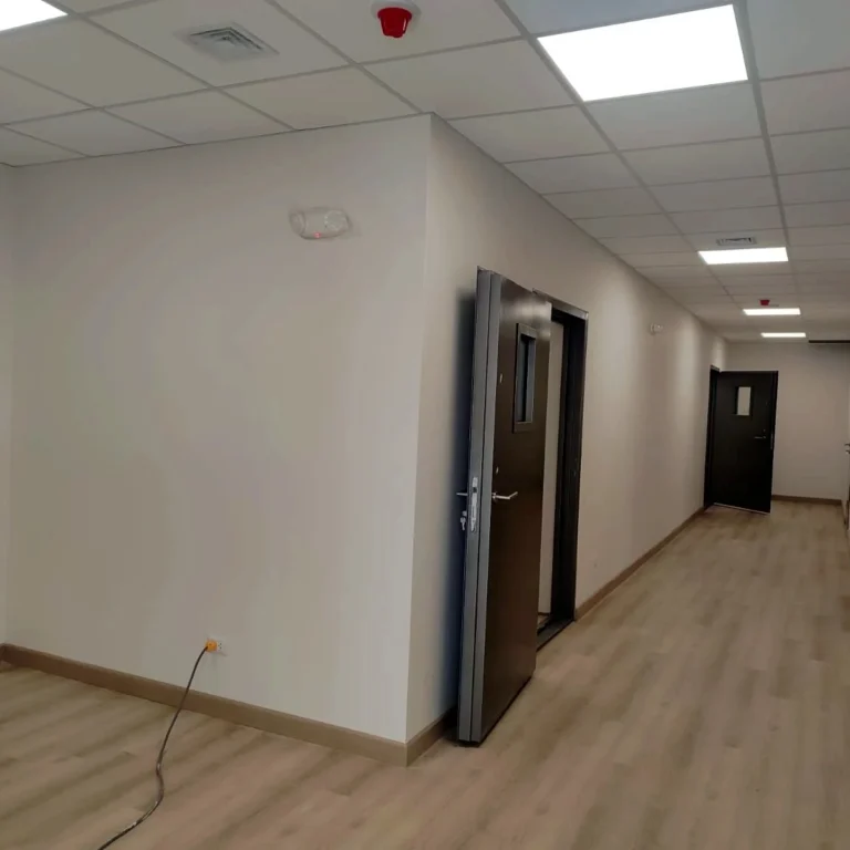 Ubicación: La Molina – Lima. Alcance: Construcción de ambientes para aulas de música para el pabellón F en la Universidad San Ignacio de Loyola. Trabajos realizados: ● Obras civiles y arquitectura (cimentación, estructura metálica, desmontajes de existentes, tabiquería de drywall, pintura, suministro de falso cielo raso, puertas, vidrios, enchapes, muebles). ● Trabajo en Instalaciones eléctricas (suministro de tablero eléctrico, acometida de alimentación de tablero, salidas de tomas y alumbrados, salidas de fuerza y salidas de data).