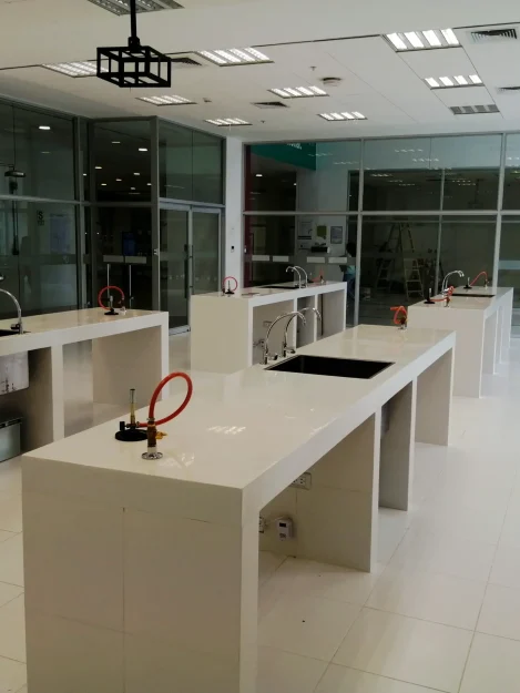Laboratorio de Química en la UTP sede Lima Norte.