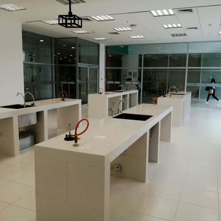 Laboratorio de Química en la UTP sede Lima Norte.