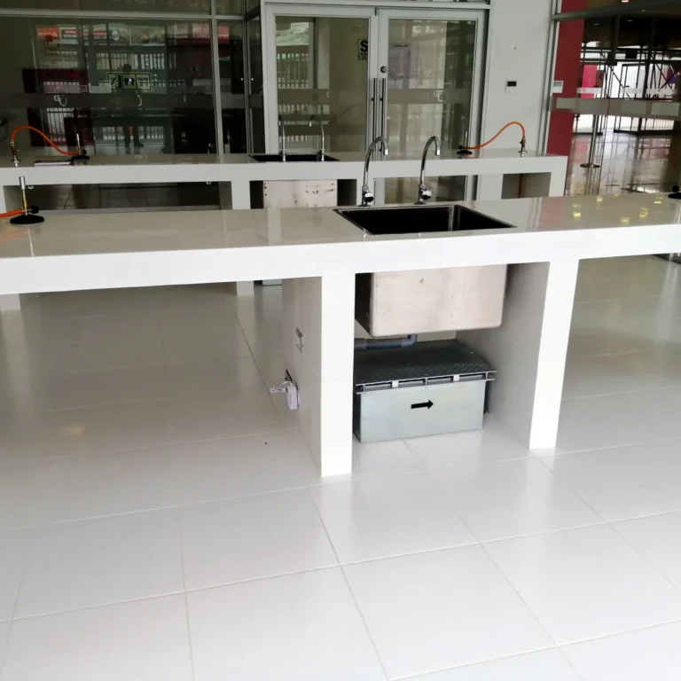 Laboratorio de Química en la UTP sede Lima Norte.