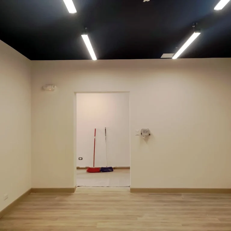 Ubicación: La Molina – Lima. Alcance: Construcción de ambientes para aulas de música para el pabellón F en la Universidad San Ignacio de Loyola. Trabajos realizados: ● Obras civiles y arquitectura (cimentación, estructura metálica, desmontajes de existentes, tabiquería de drywall, pintura, suministro de falso cielo raso, puertas, vidrios, enchapes, muebles). ● Trabajo en Instalaciones eléctricas (suministro de tablero eléctrico, acometida de alimentación de tablero, salidas de tomas y alumbrados, salidas de fuerza y salidas de data).